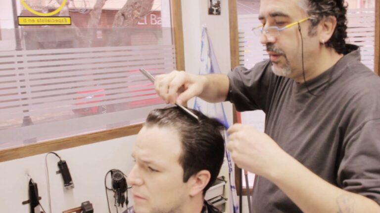 Técnicas Efectivas para Quitar Volumen al Cabello con Navaja