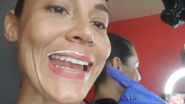 Labios en el Filo de la Navaja: Entre el Deseo y el Peligro